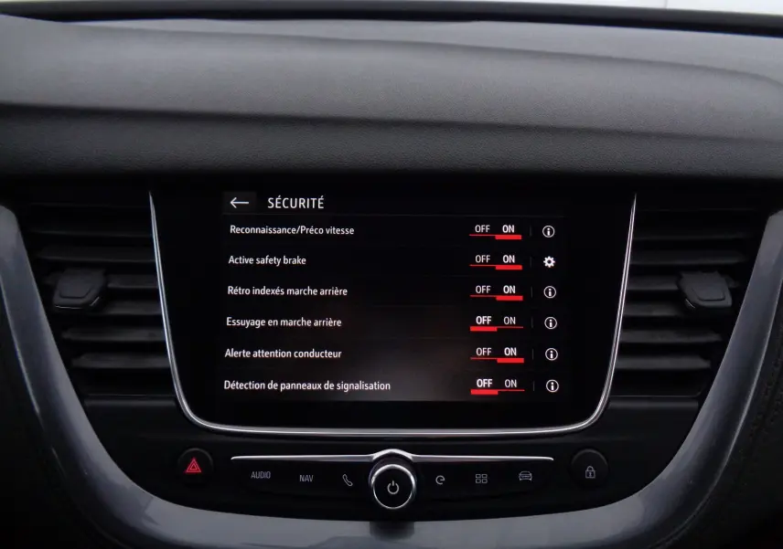 Écran tactile central du tableau de bord de l’Opel Grandland X 2021 affichant les réglages de sécurité activés.