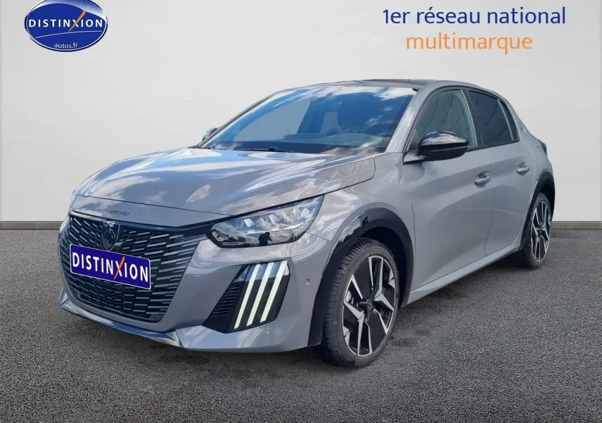 PEUGEOT 208 gris en 3/4 avant droit, avec calandre noire et feux LED verticaux distinctifs.