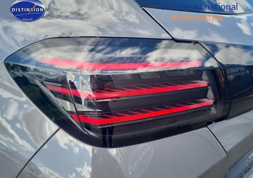Gros plan sur le feu arrière droit rouge d'une Peugeot 208 gris métallisé 2025, soulignant son design moderne.