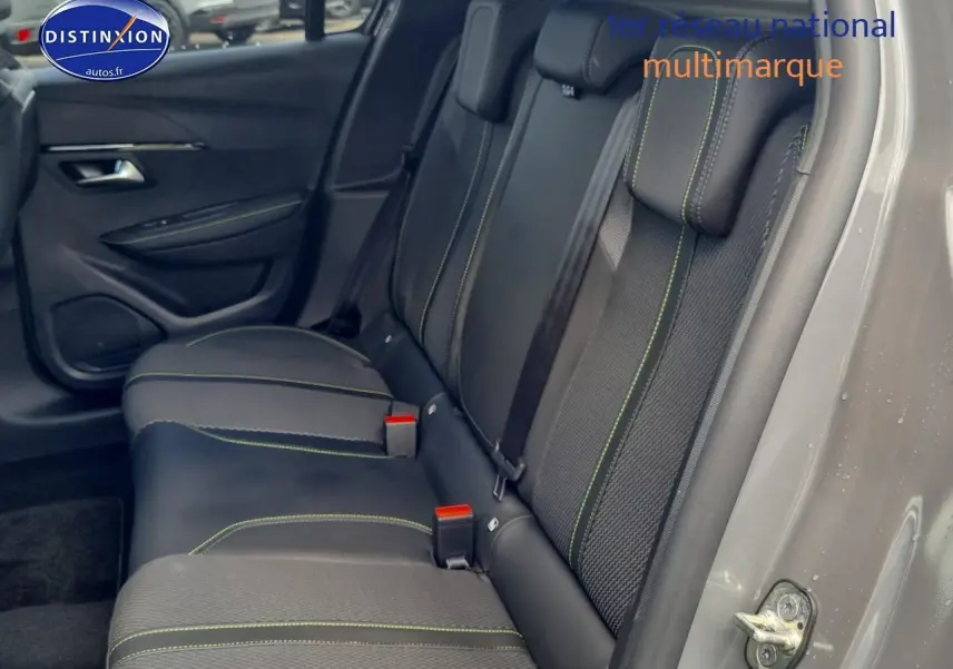 Vue côté droit de la banquette arrière gris foncé avec surpiqûres vertes d'une Peugeot 208 1.2 hybrid 136 GT 2025