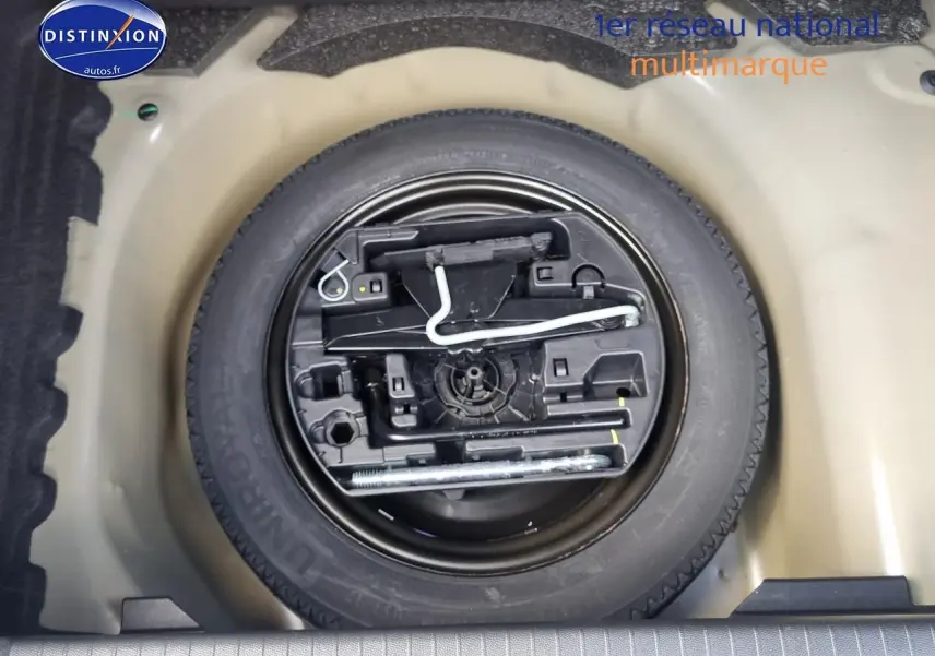 Roue de secours avec outils de bord dans le coffre d'une Peugeot 208 gris 1.2 hybrid 136 GT e-DCS6.