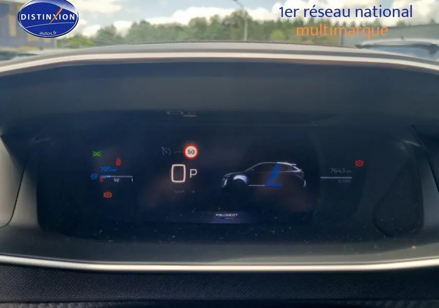 Tableau de bord numérique du Peugeot 208 1.2 hybrid 136 GT affichant vitesse, autonomie et silhouette du véhicule en profil.