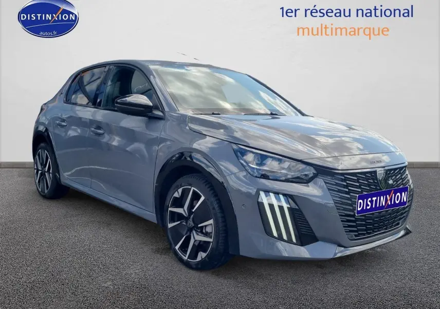 Peugeot 208 gris vue 3/4 avant droit, avec phares LED et jantes alliage distinctives.