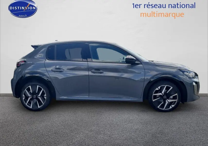 Profil côté gauche d'une Peugeot 208 gris 2025 avec jantes alu 17 pouces et vitres teintées.