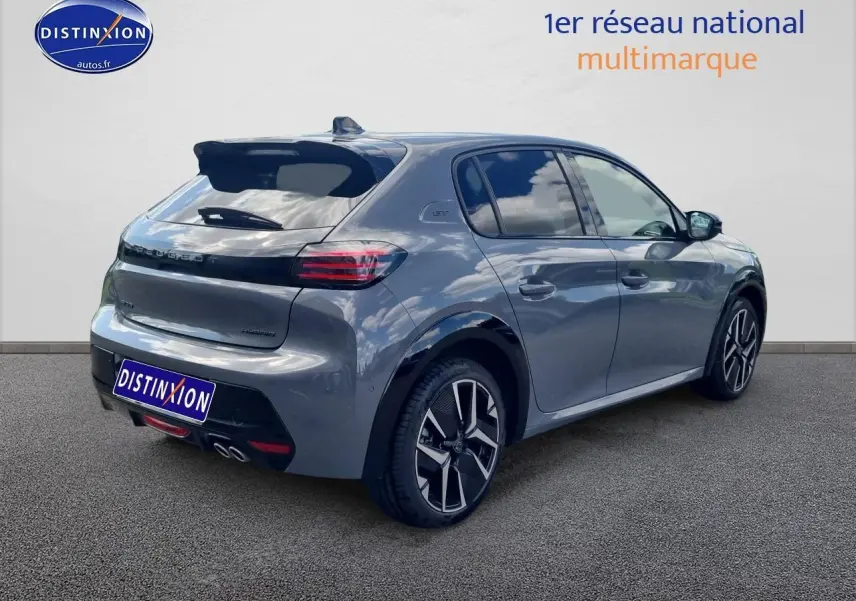 Peugeot 208 gris en 3/4 arrière droit, jantes alu noires et feux arrière LED distinctifs visibles.