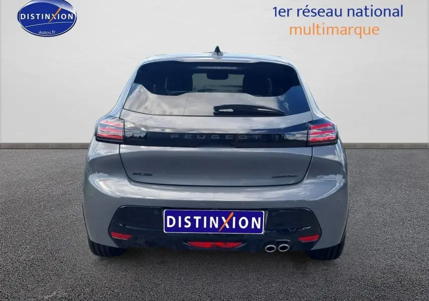 Vue arrière d'une Peugeot 208 gris métallisé avec feux LED et double sortie d'échappement chromée.