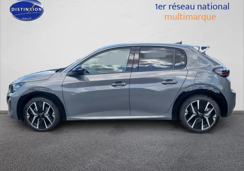 Profil côté gauche d'une Peugeot 208 gris 2025 avec jantes alu noires et toit avec aileron arrière.