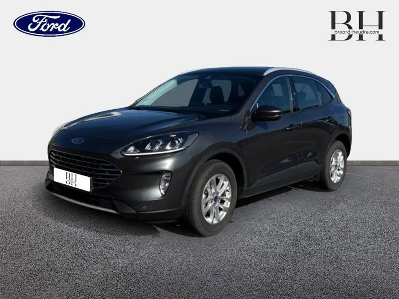 Ford Kuga gris Magnetic en vue 3/4 avant droit, mettant en valeur ses phares LED et jantes alu.