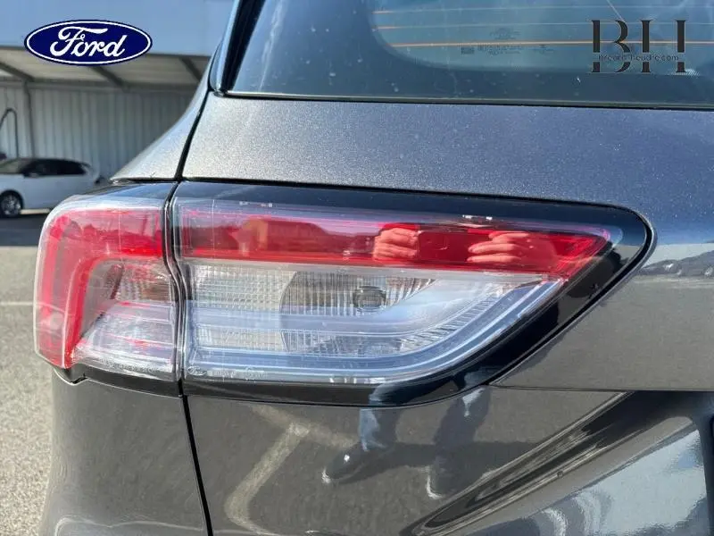 Gros plan sur le feu arrière droit gris métallisé du Ford Kuga 2022, soulignant ses lignes modernes et épurées.