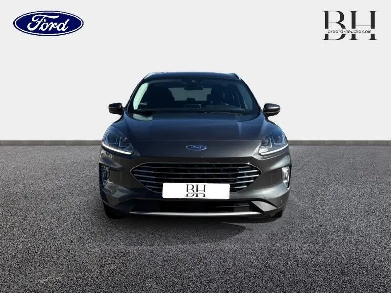 Ford Kuga gris Magnetic métallisé vu de face, mettant en valeur sa calandre large et ses phares effilés LED.