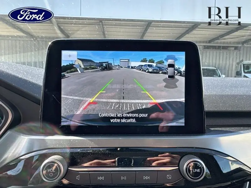 Écran tactile du tableau de bord du Ford Kuga 2022 affichant la caméra de recul en extérieur.