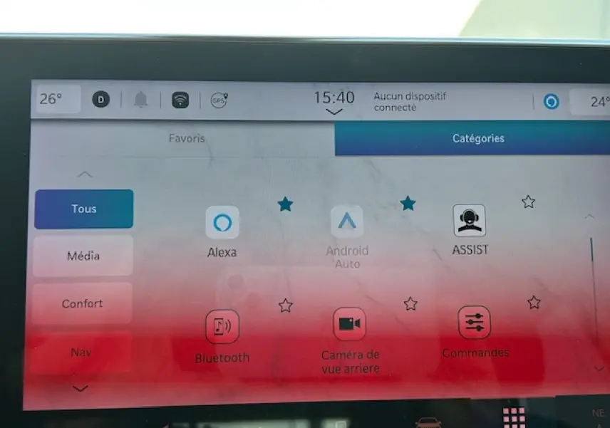 Écran tactile du système d'infodivertissement du Jeep Compass noir, affichant les options connectées et multimédia.