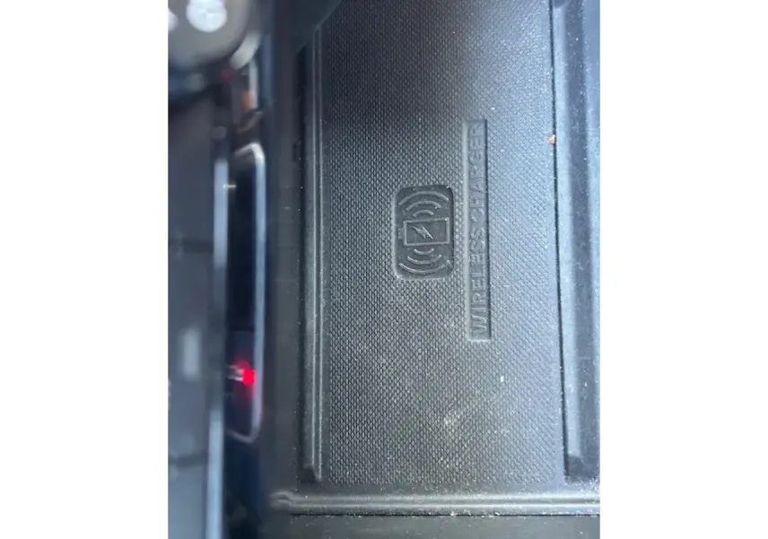 Chargeur sans fil pour smartphone en gros plan dans l'habitacle du Jeep Compass noir 2021.