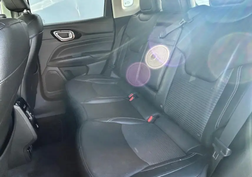 Banquette arrière noire en cuir et tissu du Jeep Compass 2021, vue côté droit avec ceinture de sécurité visible.