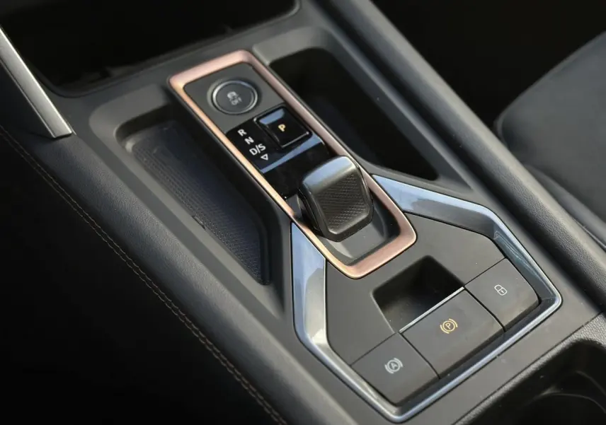 Gros plan sur la console centrale du CUPRA Formentor blanc Neige, mettant en valeur la commande de boîte automatique DSG7.