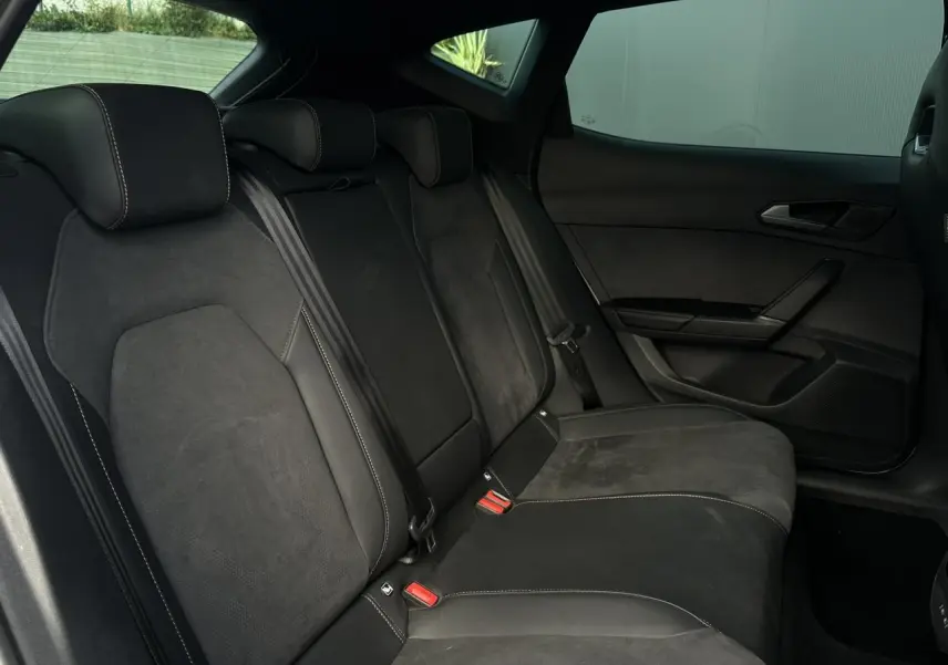 Vue latérale droite des sièges arrière en suédine noir asphalte du CUPRA Formentor 2025 avec surpiqûres contrastantes.