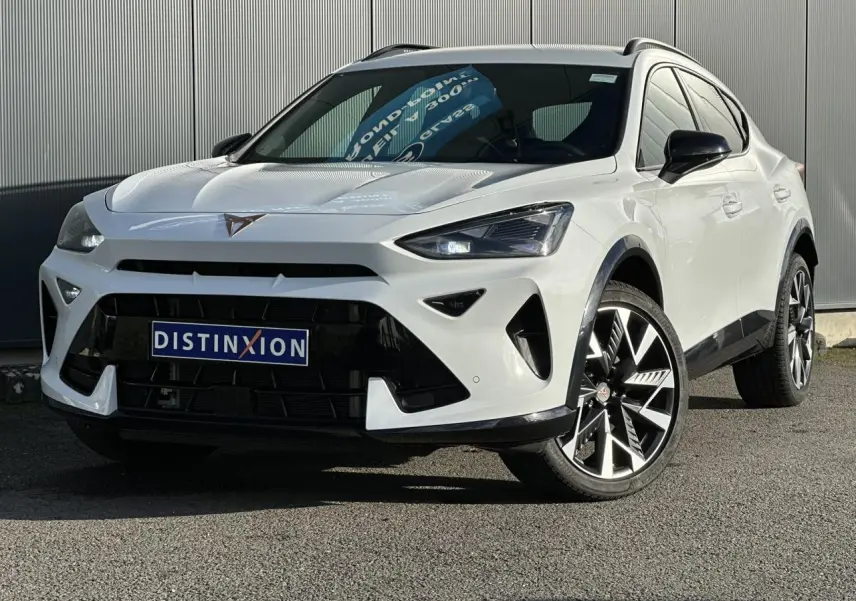 Vue 3/4 avant droite d'un CUPRA Formentor blanc Neige avec jantes alliage 19'' Sandstorm et signature lumineuse Tri-LED.