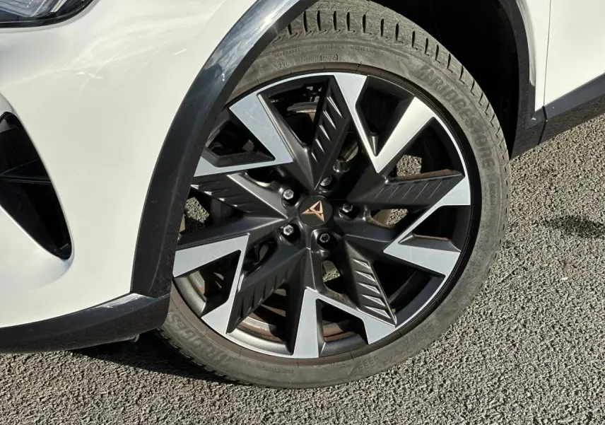 Gros plan sur la jante alliage 19'' Sandstorm du côté avant droit du CUPRA Formentor Blanc Neige 2025.