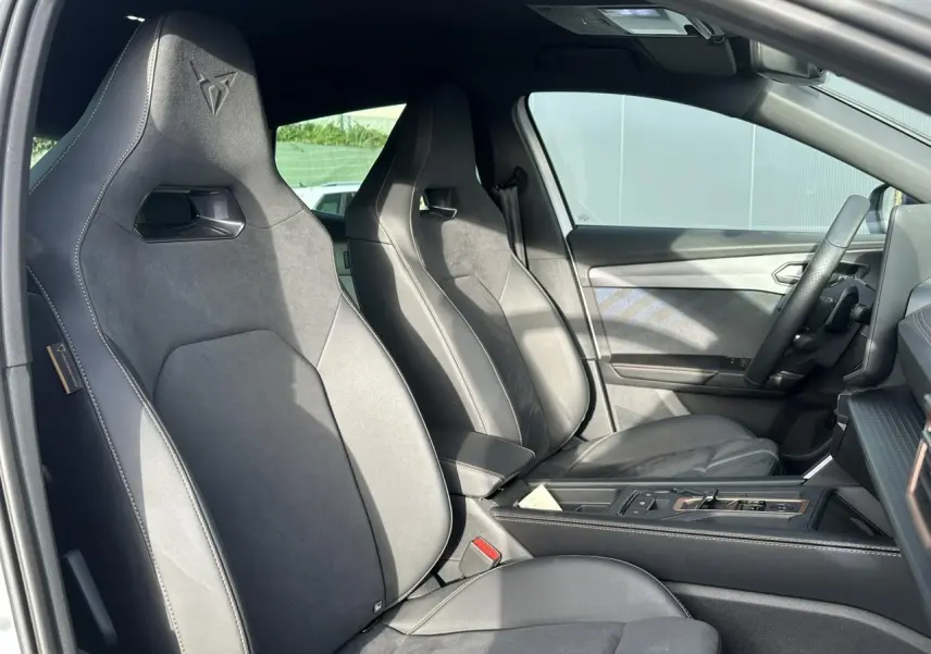 Vue intérieure côté gauche du CUPRA Formentor 2025 avec sièges baquets suédine noir et volant Supersports cuir.