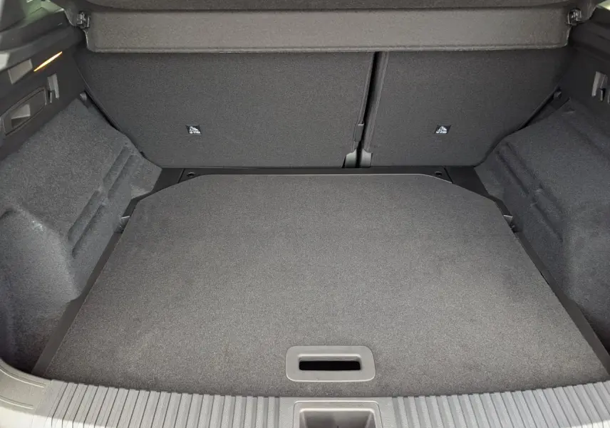 Coffre spacieux et propre du Renault Austral Esprit Alpine 2025, vue intérieure arrière avec revêtement gris.