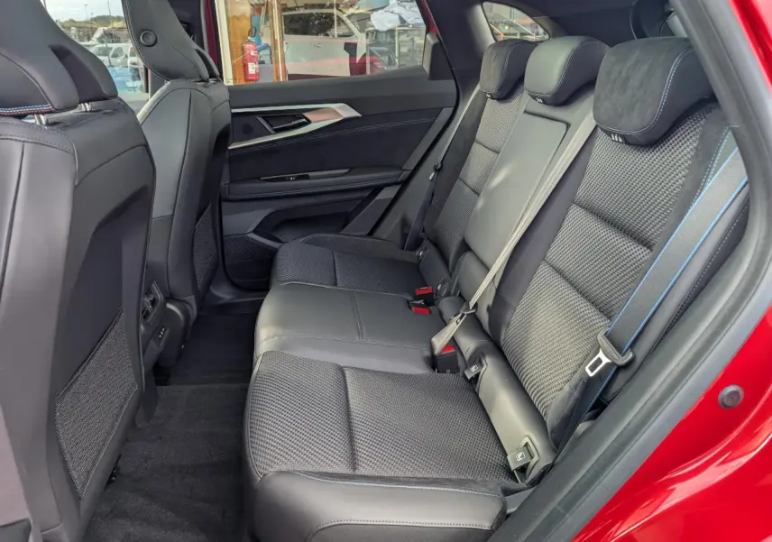 Vue côté droit de la banquette arrière en tissu carbone et Alcantara du Renault Austral rouge métallisé Esprit Alpine.