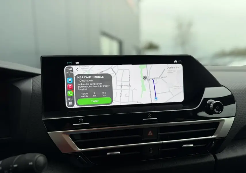 Écran tactile central du tableau de bord de la Citroën C4 2025, affichant la navigation GPS en intérieur noir et gris.