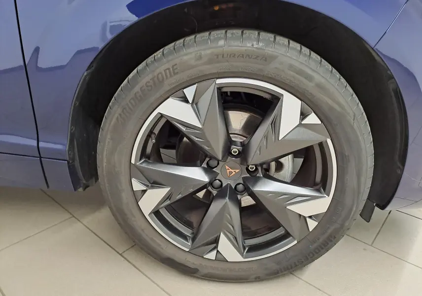 Gros plan sur la jante 19'' Spectrum usinée noire et argentée du CUPRA Terramar Bleu Cosmos, côté gauche.