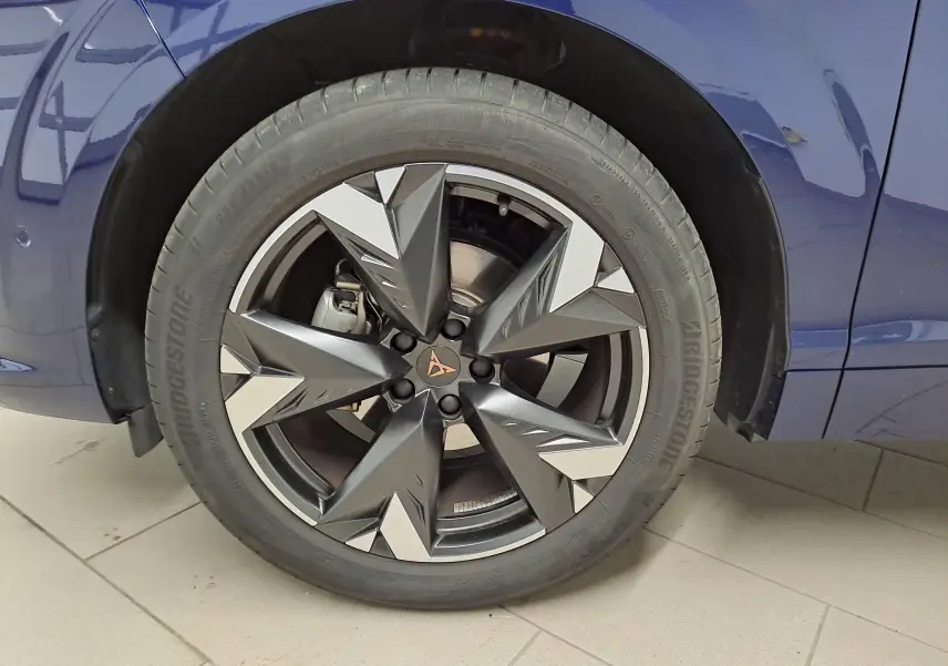 Gros plan sur la jante 19'' Spectrum usinée du côté gauche d'une CUPRA TERRAMAR Bleu Cosmos 2025.