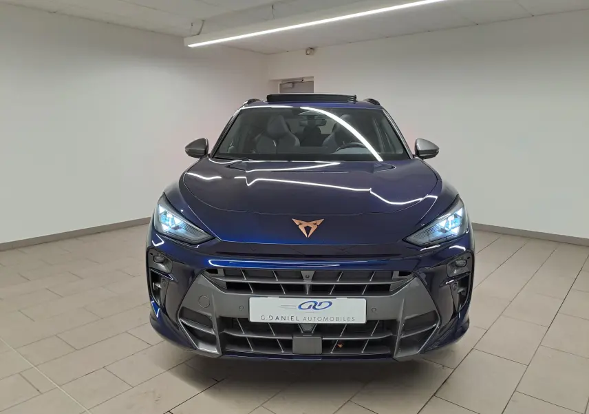 Vue avant du CUPRA TERRAMAR 2025 bleu Cosmos avec toit ouvrant panoramique et jantes 19'' Spectrum visibles.