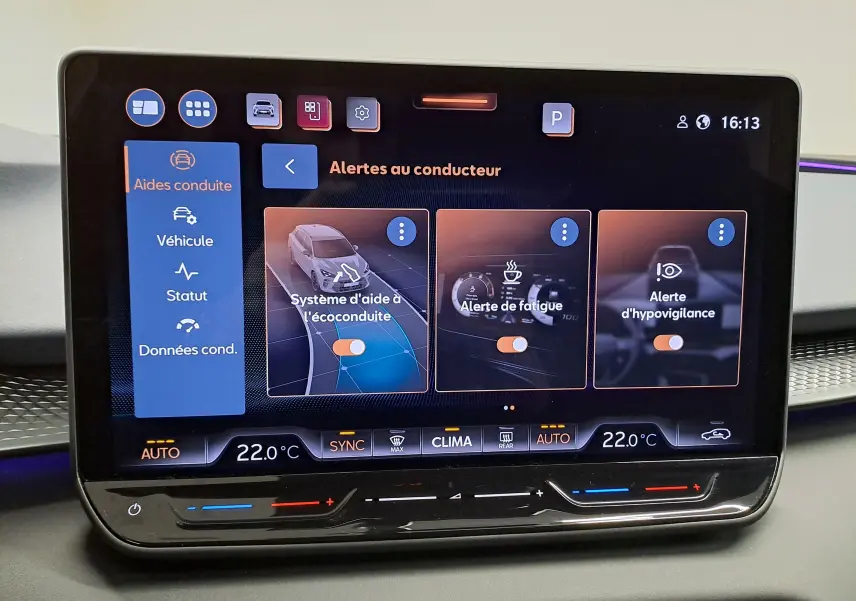 Écran tactile du système d’aide à la conduite affichant les alertes au conducteur dans une CUPRA TERRAMAR 2025.