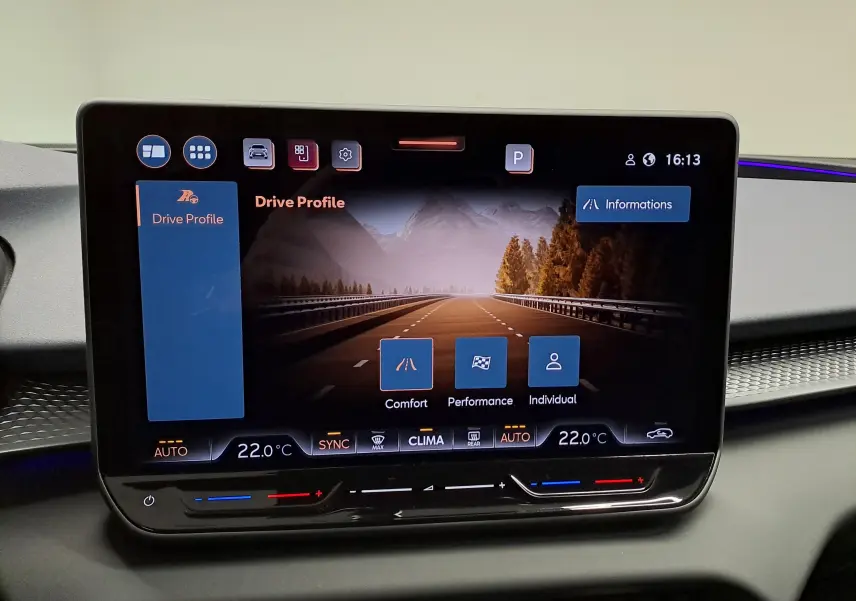 Écran tactile central du tableau de bord de la CUPRA TERRAMAR 2025 affichant les modes de conduite et la climatisation.