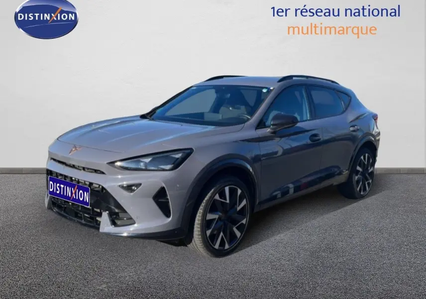 Vue 3/4 avant droite d'un CUPRA Formentor gris magnétique métallisé avec jantes bi-ton et calandre distinctive.