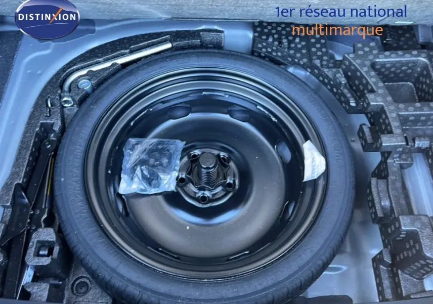 Vue plongeante sur la roue de secours noire dans le coffre d'une CUPRA Formentor gris magnétique 2025.