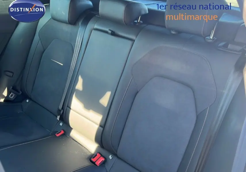 Vue intérieure sur les sièges arrière en cuir noir du CUPRA Formentor 1.5 eTSI 2025, avec ceintures de sécurité visibles.