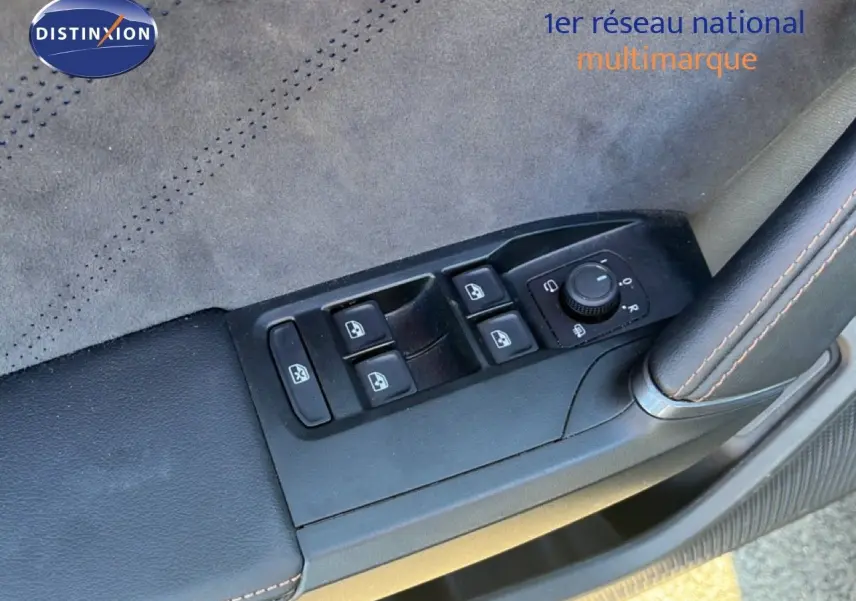 Détail des commandes des vitres et rétroviseurs côté conducteur de la CUPRA Formentor gris magnétique 2025.