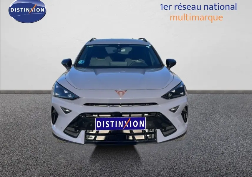 Vue avant d'un CUPRA Formentor gris magnétique métal 2025 avec calandre noire et logo cuivré visible.