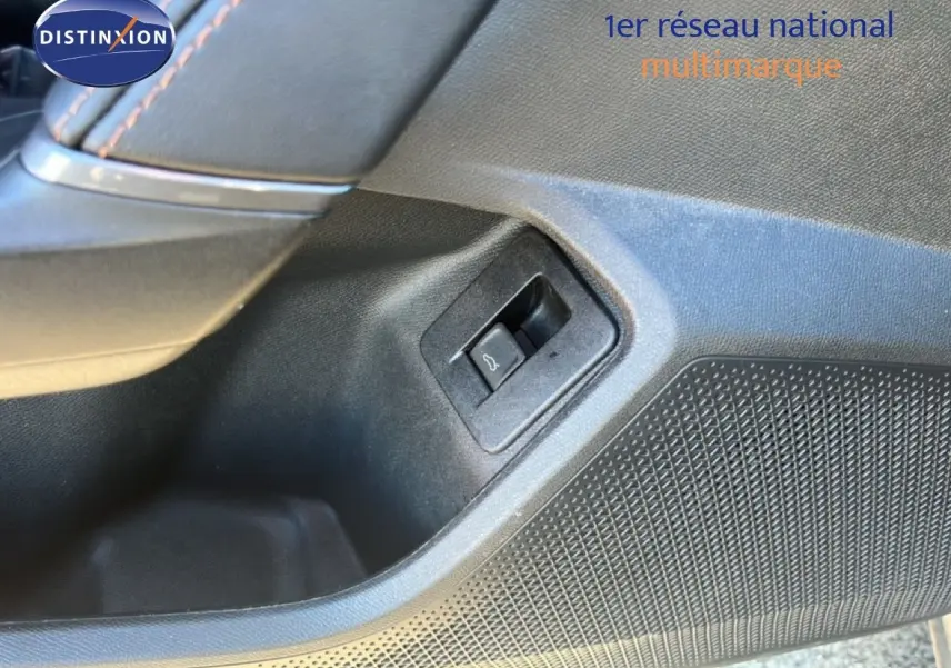 Détail de la commande d'ouverture du coffre sur la porte intérieure noire du CUPRA Formentor gris magentique 2025.