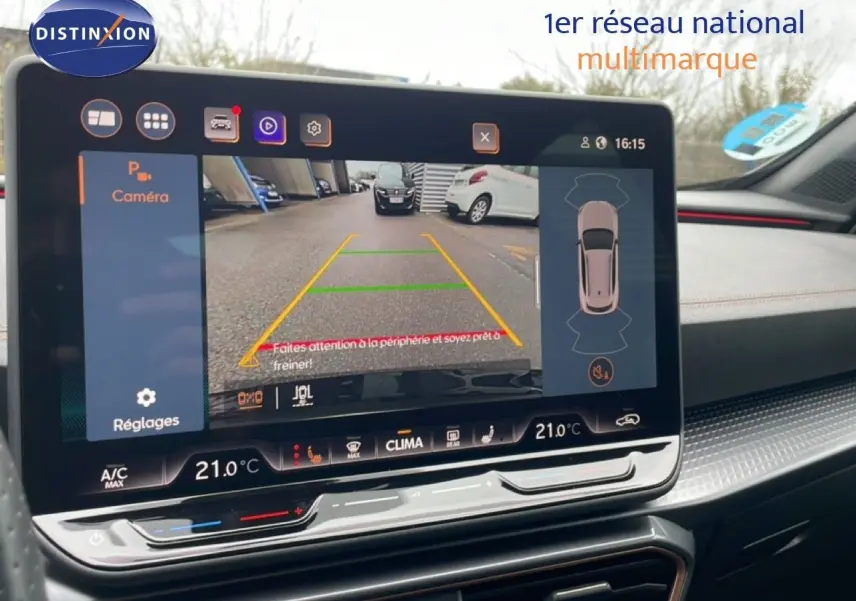 Écran tactile intérieur affichant la caméra de recul du CUPRA Formentor gris magnétique, avec commandes climatisation visibles.