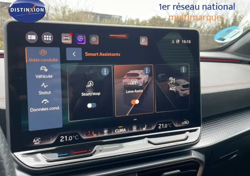 Écran tactile central du CUPRA Formentor 1.5 eTSI 2025 affichant les assistants de conduite, intérieur noir avec surpiqûres rouges.