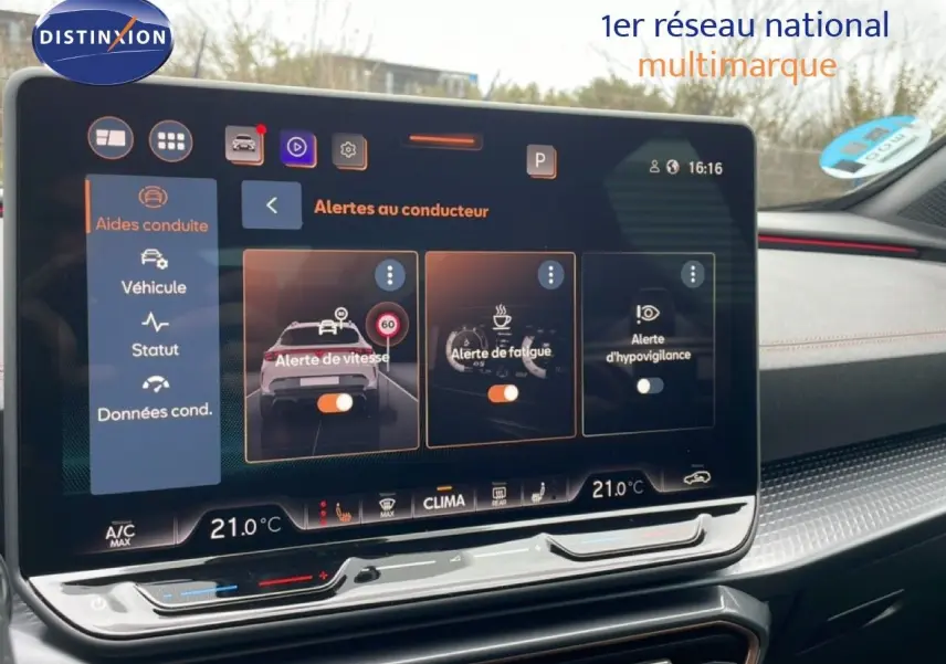 Écran tactile intérieur du CUPRA Formentor gris magnétique, affichant les alertes au conducteur en vue frontale.