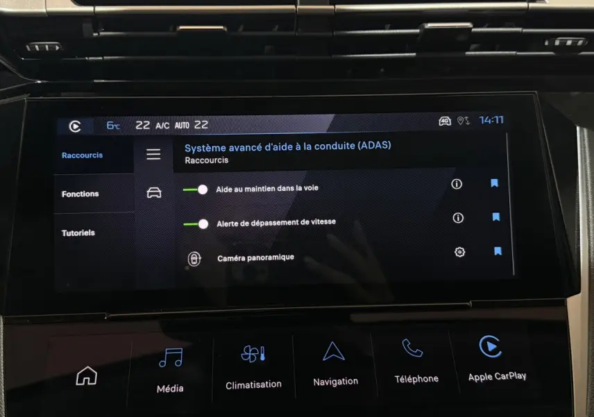 Écran tactile central de la Peugeot 308 rouge 2025 affichant les aides à la conduite avancées.
