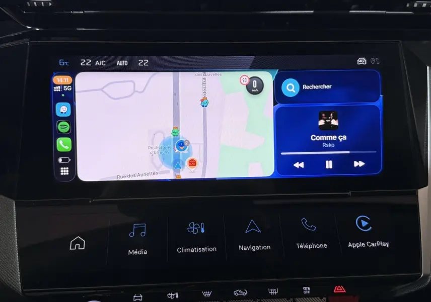 Écran tactile central de la Peugeot 308 rouge, affichant navigation et interface Apple CarPlay, vue intérieure frontale.