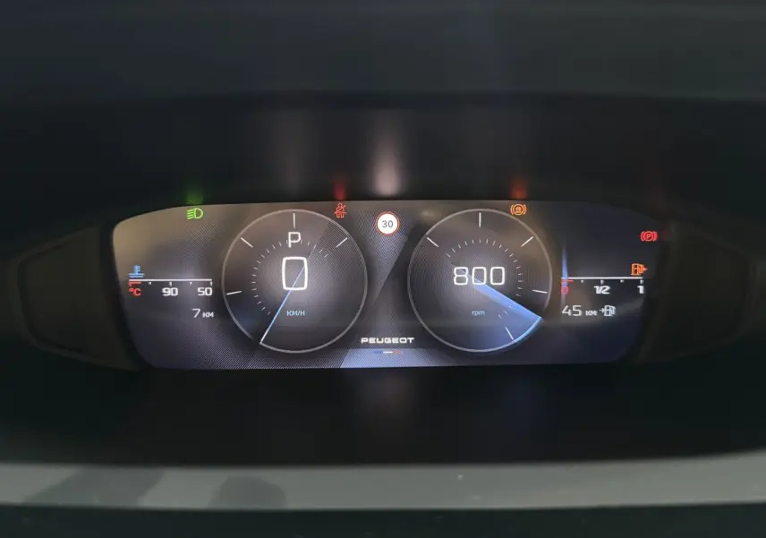 Combiné d'instruments numérique de Peugeot 308 2025, affichage multifonctions clair avec vitesse et compte-tours.