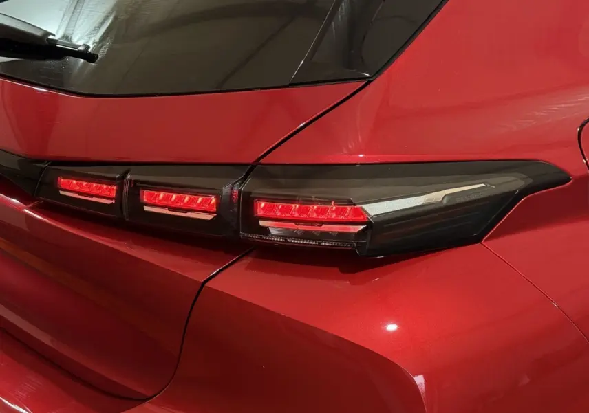 Gros plan sur le feu arrière droit rouge brillant de la Peugeot 308 2025 BlueHDi 130 AUTO8 Allure.