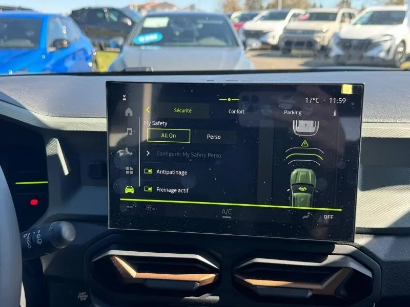 Écran tactile central du tableau de bord du Dacia Duster 2025 affichant les options de sécurité et d’aide à la conduite.