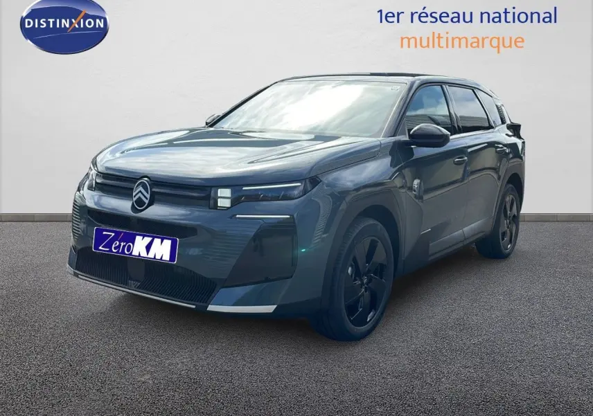 Vue 3/4 avant droit d'un Citroën C5 Aircross Hybrid 145ch vert Astoria métallisé avec jantes noires et calandre moderne.
