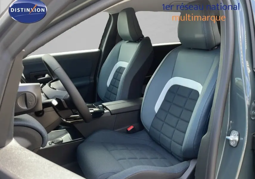 Vue intérieure côté conducteur du Citroën C5 Aircross Hybrid 145ch avec sièges tissu et cuir gris et bleu.