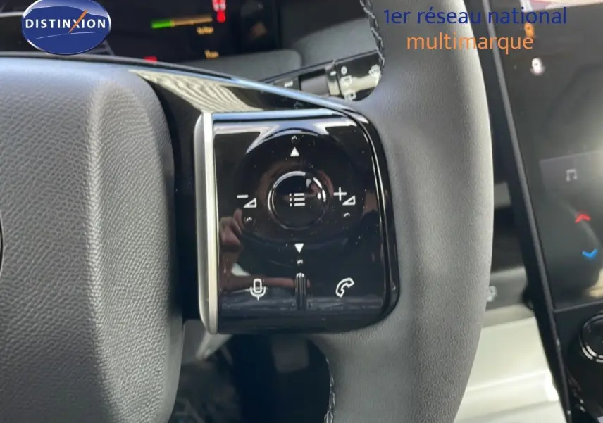 Gros plan sur le côté droit du volant noir du Citroën C5 Aircross Hybrid 145ch, avec commandes intégrées.