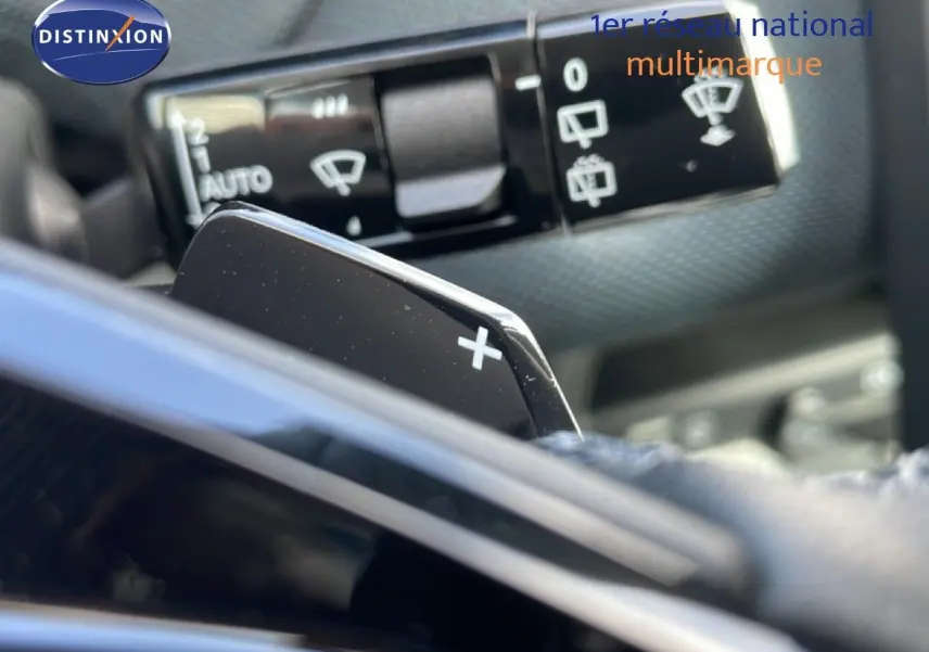Gros plan sur la palette de changement de vitesse "+" et le commodo des essuie-glaces du Citroën C5 Aircross Hybrid.
