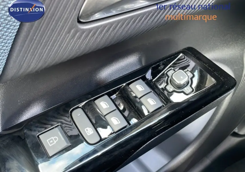 Gros plan sur les commandes de lève-vitres et rétroviseurs côté conducteur du Citroën C5 Aircross Hybrid.